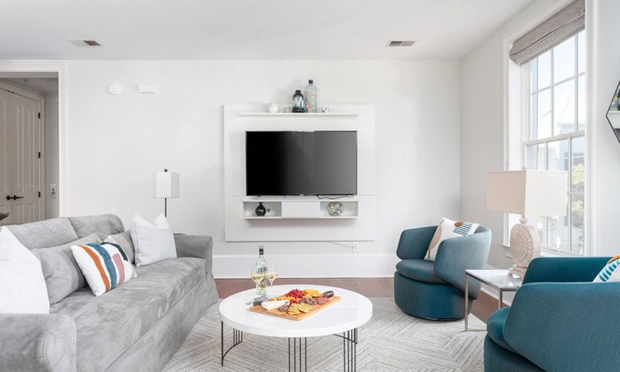 Radcliffeborough Condominio | Quiet Sanctuary, Light-filled & Spacious Condo