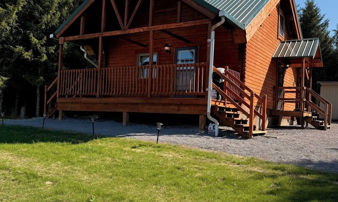 Delevan Cabina | Quiet Secluded Hilltop Log Cabin on a Gravel Road