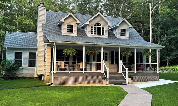 White Haven Casa | Quiet secluded house in the woods with a pond view