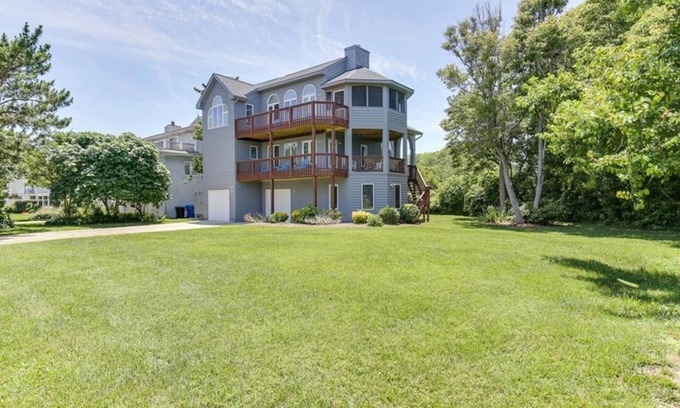 Croatan Beach Casa | Quiet Semi-Private Beach Located in an Upscale Neighborhood / Croatan