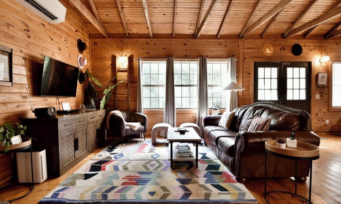 Eureka Springs Cabina | Quiet Serenity on 10 acres in Eureka Springs. Hoot Owl Cabin