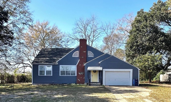 Shreveport Casa | Quiet Shreveport Tudor. 5 minutes to Cross Lake.