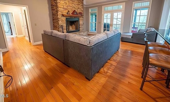 Walland Casa | Quiet Side Of The Smokey's (Upstairs unit)