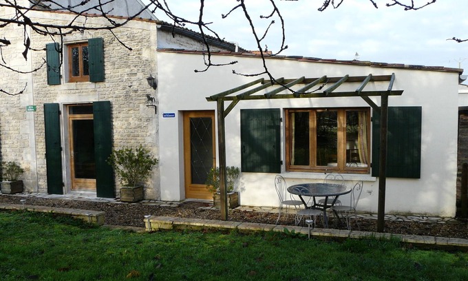 Surgeres Cabaña | Casita solo piso para 4 personas tranquilas