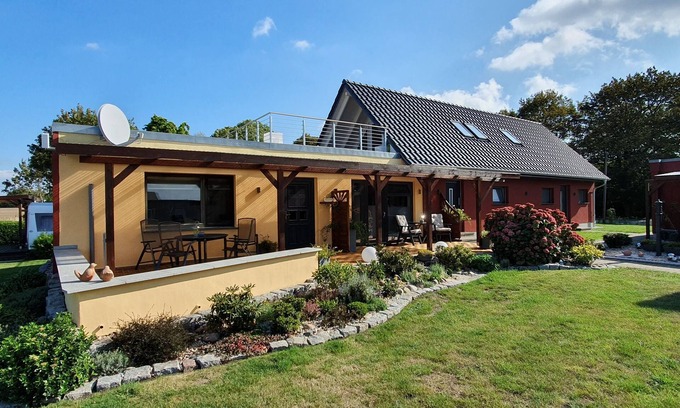 Garz/Rugen Apartamento | Bungalow situado tranquilo con una terraza con vistas al agua y en la naturaleza