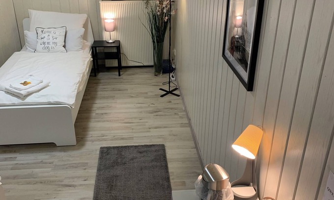 Langenfeld Apartamento | Quiet & spacious multi-bed room (2 single beds) in top location and parking lot