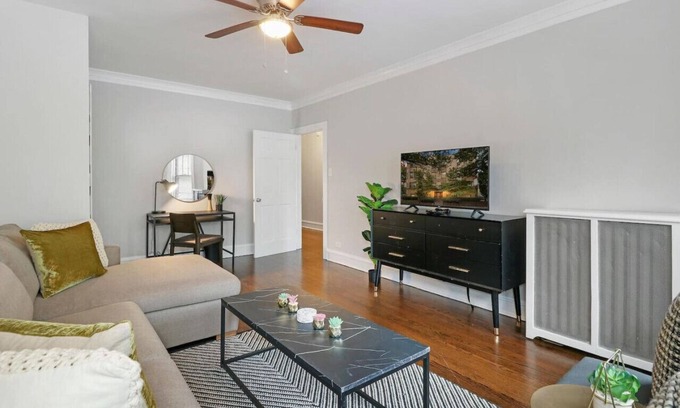 Ravenswood Apartamento | Quiet Spacious 2BR Apt walk to Train, near Shops