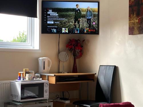 Peterborough Casa | Quiet, spacious double bedroom!