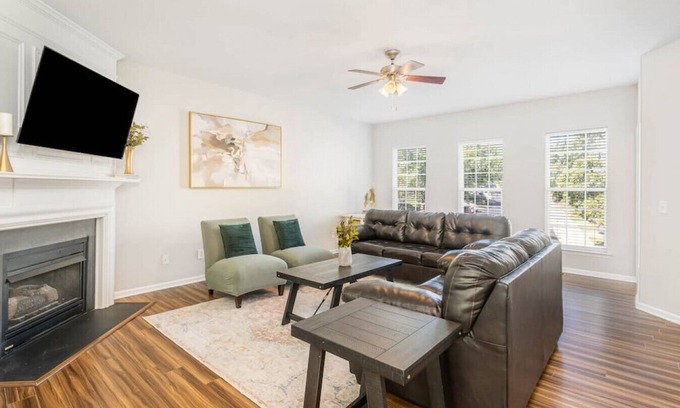 Long Lake Casa | Quiet Spacious Home- central to Airport, Crabtree & food