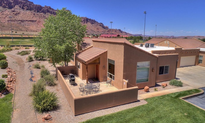 Moab South Valley Casa | Tranquila y espaciosa Rim Village Townhome, Vistas, Cocina renovada