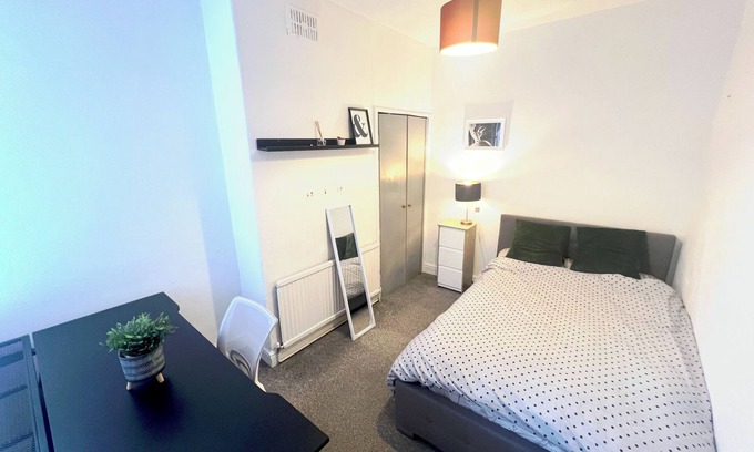 Salford Casa | Quiet spacious room in Salford-Samson PLAB