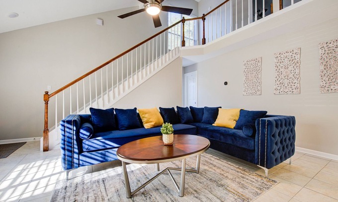 Spring Casa | Quiet Spring Spring Retreat, office, fast WiFi, 10 mins to International Airport