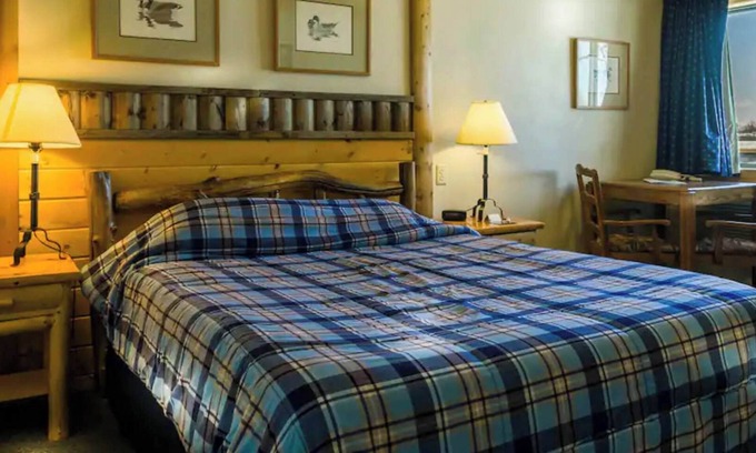Rice Lake Cabina | Quiet stay on the lake in Room 8 - The Decoy Room - Curriers Lakeview Lodge