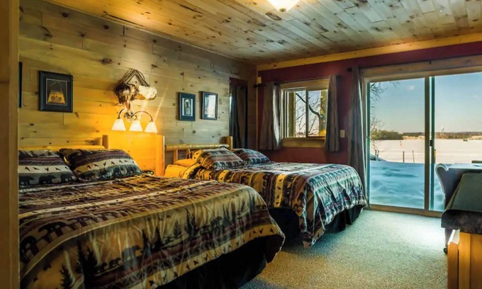 Rice Lake Cabina | Quiet stay on the lake in Room 14 - The Chippewa Lodge - Curriers Lakeview Lodge