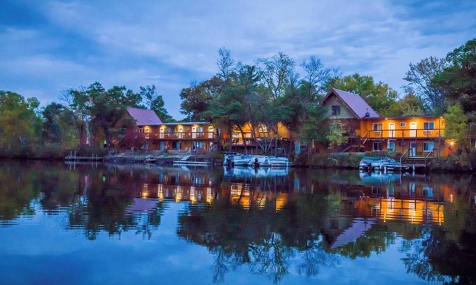 Rice Lake Cabina | Quiet stay on the lake in Room 4 - The Homestead - Curriers Lakeview Lodge