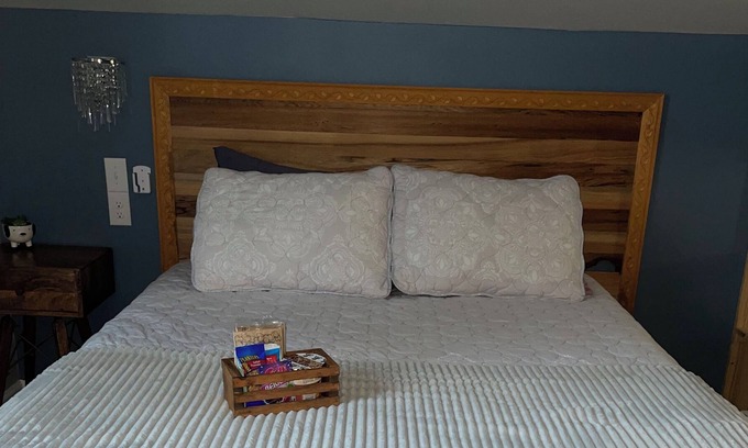 Olivia Apartamento | Quiet studio appt. above standalone garage - military/healthcare/TDY preferred
