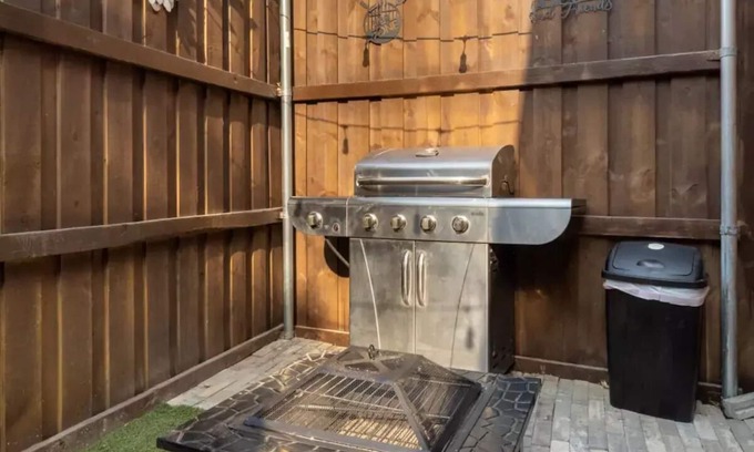 Farmers Branch Casa | Quiet Studio w/BBQ & Fire Pit Near Dallas Airports Pet friendly