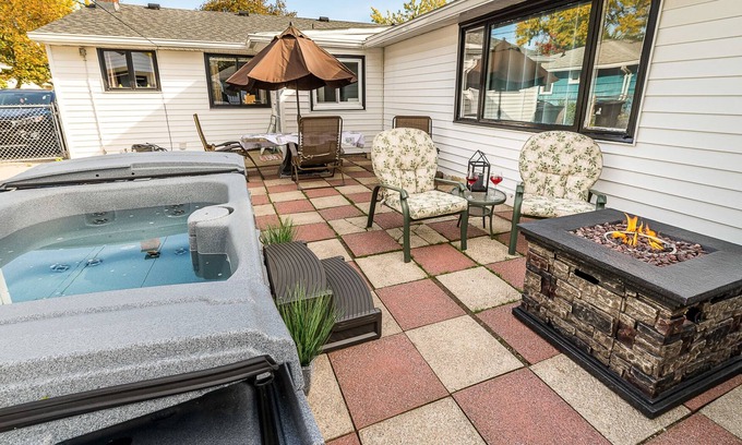 Tonawanda Casa | Quiet Suburban Home Minutes from Airport, Niagara Falls + all major attractions.
