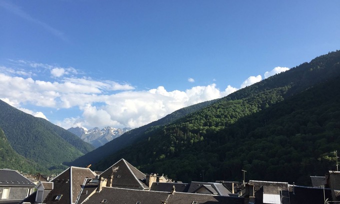 Bagneres-de-Luchon Apartamento | Quiet T2 Bis in the center of Bagneres-de-Luchon with balcony and garage