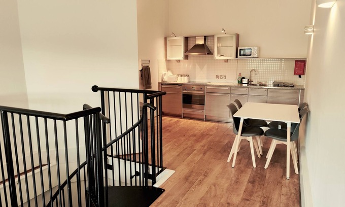 Dewsbury Apartamento | QUIET TRAIN STATION APARTMENT WITH BALCONY | GYM | SECURE FREE SHELTERED PARKING