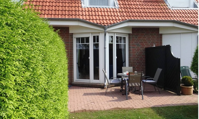 Dornumergrode Casa | Quiet vacation home offers a wonderful view of the dyke and many sports and leisure activities