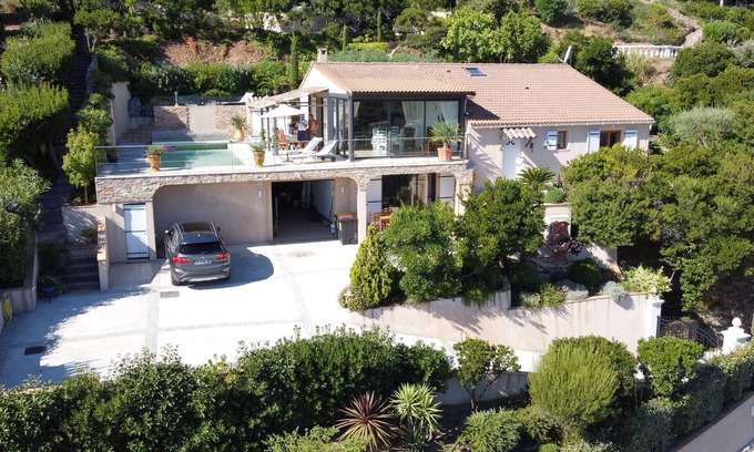 Cavalaire-sur-Mer Villa | Villa tranquila, decorada en estilo provenzal, con una gran terraza y una piscina.