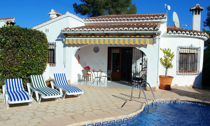 Moravit Villa | Villa tranquila con piscinas privadas y comunitarias y tenis. A pocos minutos a pie de playa.