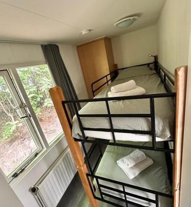 IJhorst Chalet De Esquí | Quietly located forest chalet on family campsite