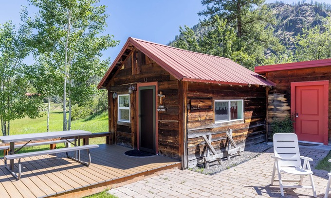 Clinton Cabina | Quigley Bunkhouse - a simple cabin with a million dollar view!
