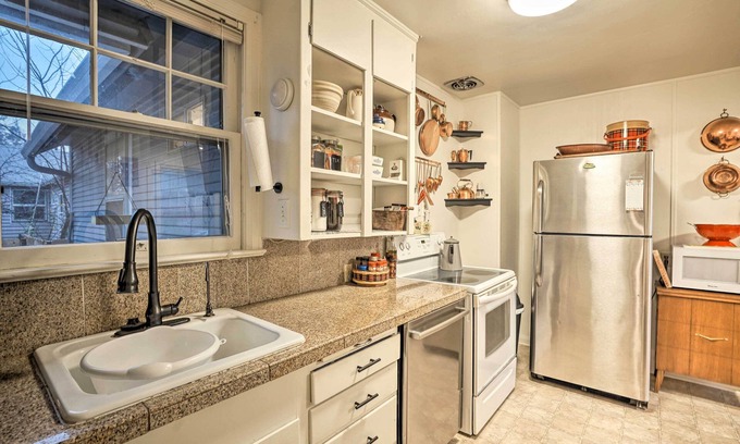 Grants Pass Cabaña | ‘Quigley's River Pass’ Cottage w/ Private Deck!