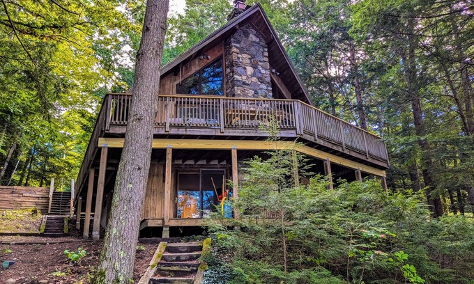 Casco Casa | Quintessential lakefront cabin with canoe, grill, wood-burning fireplace, & AC