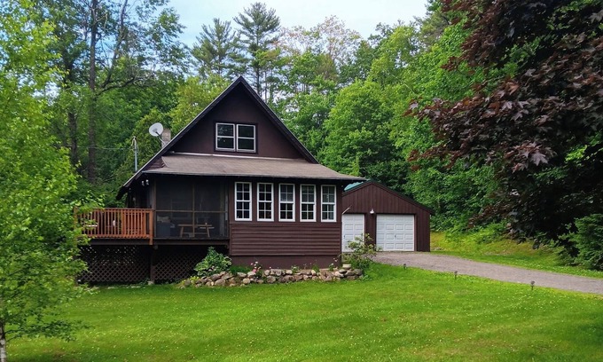 South Casco Cabaña | Quintessential Maine Cottage w/Water-views, Kayaks & Lake Access