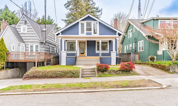 East Queen Anne Casa | Quintessential Queen Anne charmer w/ 7Beds/4Baths