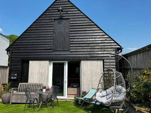 Arundel Casa | Quirky 1 bedroom barn on the river in Arundel