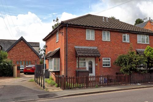 Brentwood Apartamento | Quirky 2-Bed Brentwood Home Near High St & Station - With Parking
