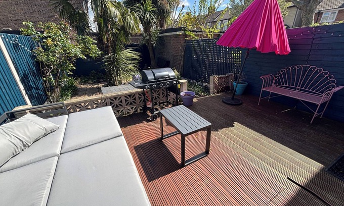 East Ham South Casa | Quirky 3 bed house in East London-garden with palm trees,1.5 bathrooms