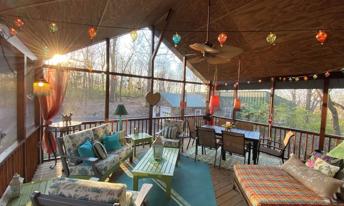 Lebanon Cabina | Quirky cabin retreat on 4 acres w spa, arcade rm, art&book loft -- near Hershey