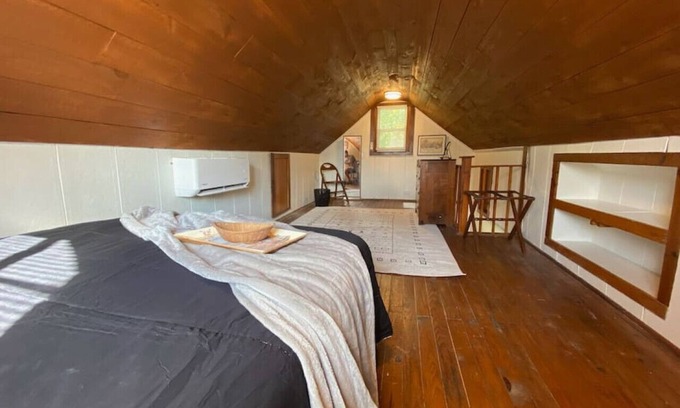 Knox County Casa | Quirky Guest Cottage