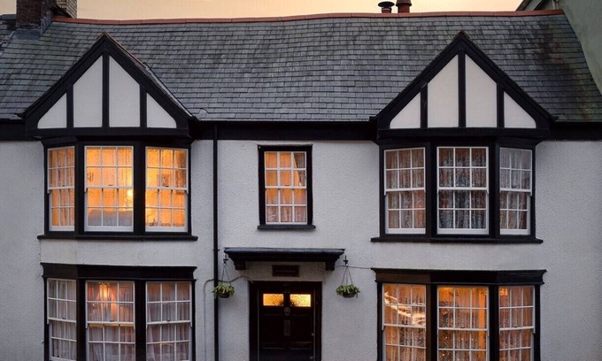 Torrington Casa | Quirky historic townhouse with stunning views of the surrounding scenery