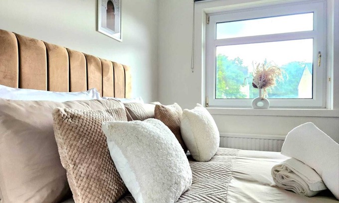Newton Mearns Casa | Quirky Home Quiet Neighbourhood