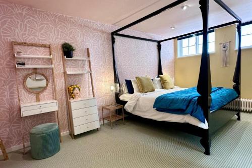 Hove Casa | Quirky Seaside Family Cottage walk to the waves!