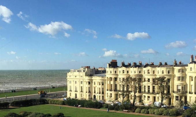 Seafront Casa | Quirky Seaside Family Cottage, Walk to the Waves!