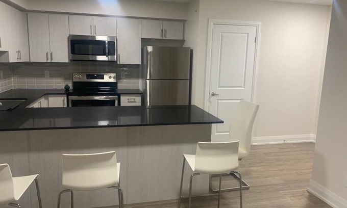 The Danforth Apartamento | Quite and clean spot at the heart of Greek Town