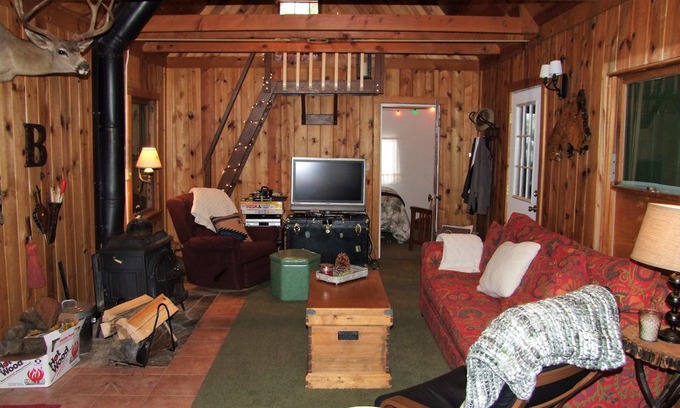 Tahoe Pines Casa | Quite Creek Side Cabin in lovely Tahoe Pines