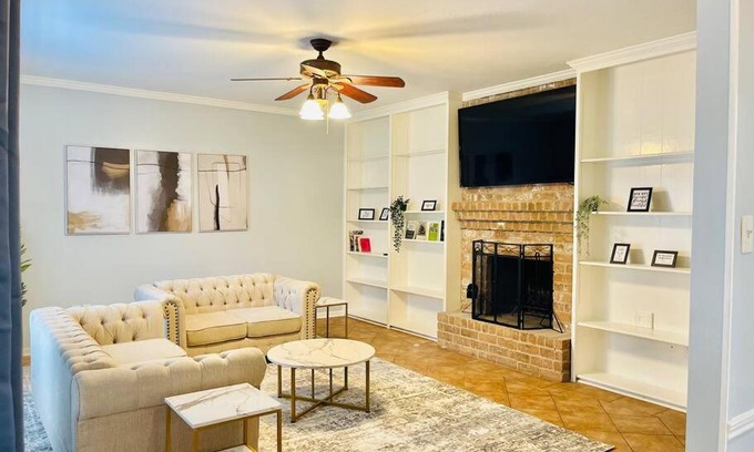 Barker Casa | Quite & Peaceful Home in Houston off interstate I-10 and HWY 6, mins from Top Golf