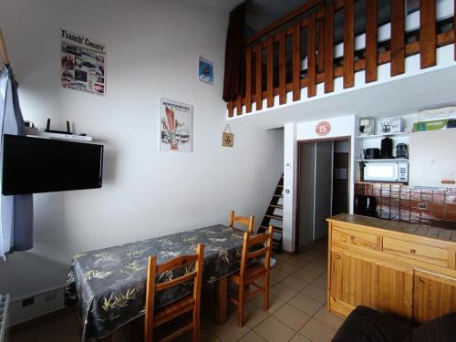 Montgenevre Apartamento | Résidence Ferme D'augustin - Batiment C - Grand duplex pour 6 personnes - Skis aux pieds MAE-8904