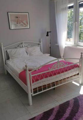 Klodzko Miasto Apartamento | Różowe sny