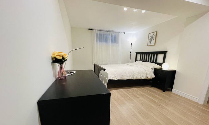 Lakeview Casa | R#2 - A spacious & modern bedroom with shared bathroom