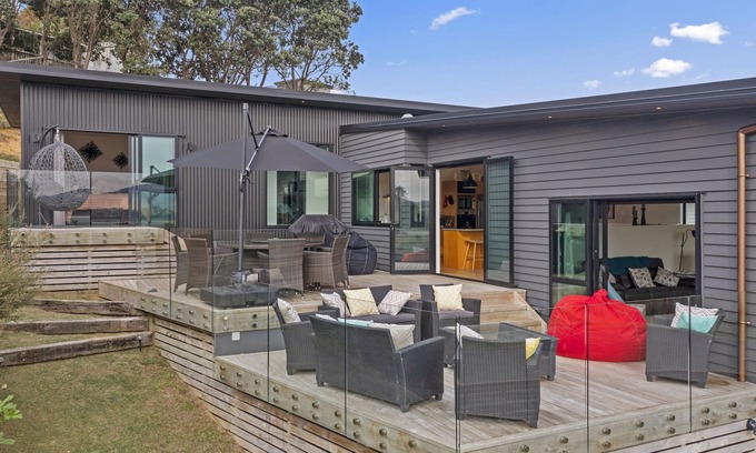 Raglan Casa | R and R at Robertson - Raglan Holiday Home