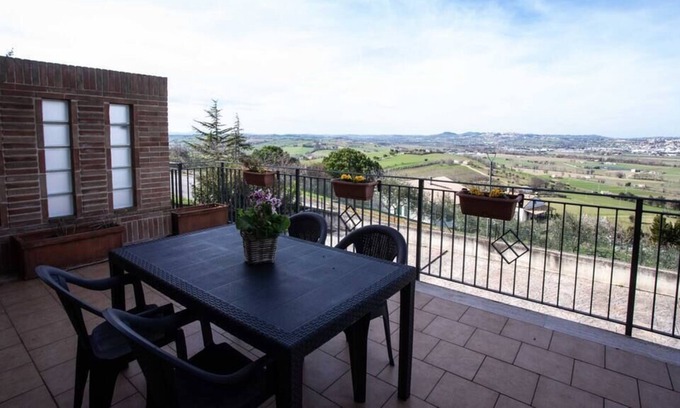 Recanati Apartamento | R01 - Recanati, portion of villa on several levels with garden